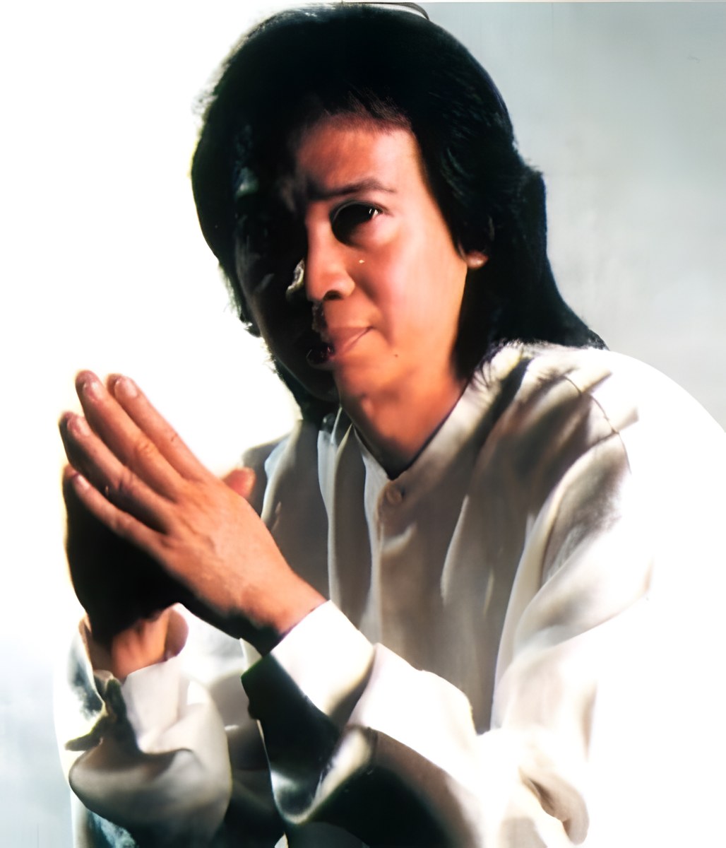 Di atas panggung era 1980-an, gaya panggung minimalis yang khas