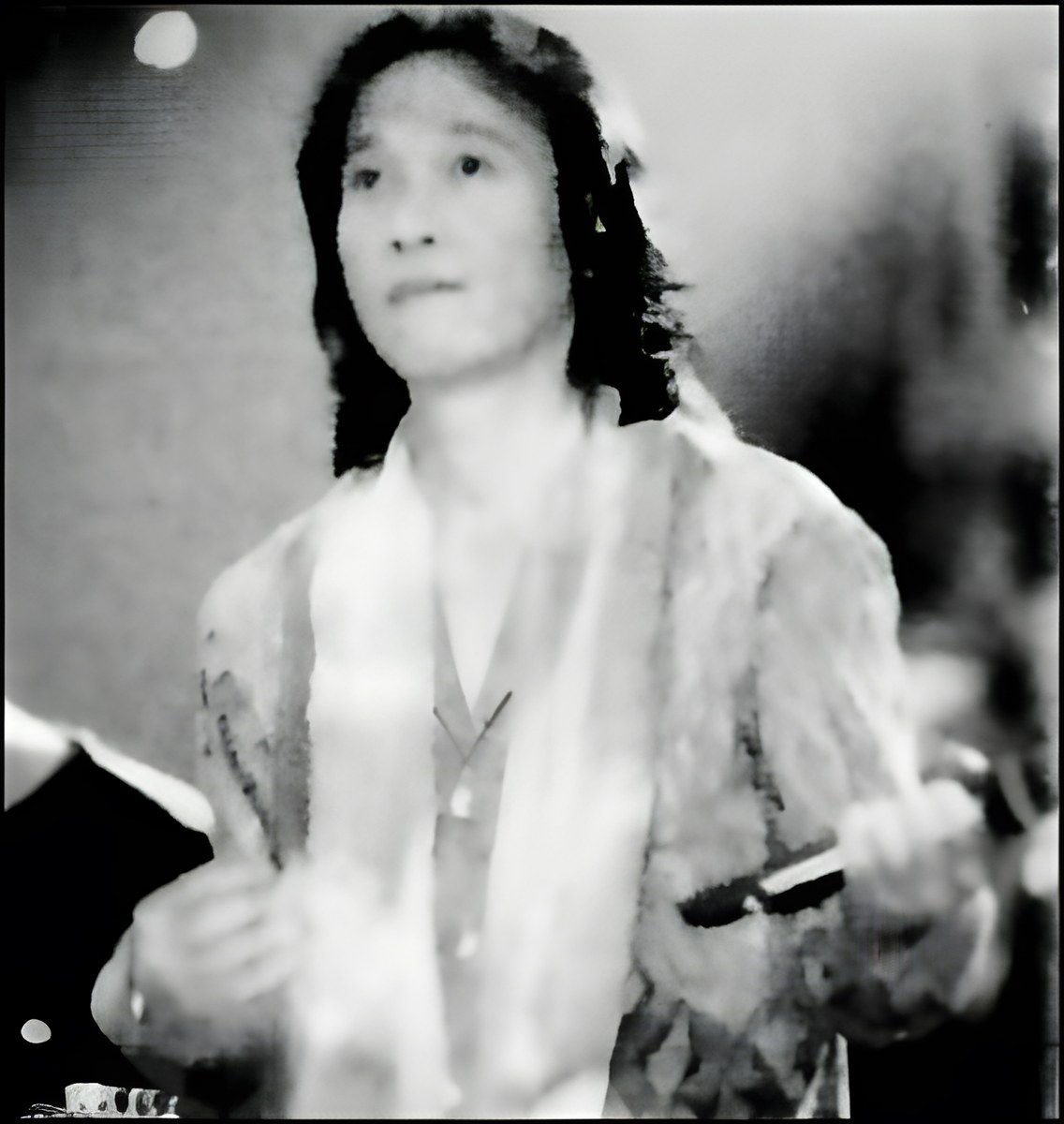 Penampilan di Makassar 1979, mengenakan pakaian serba putih